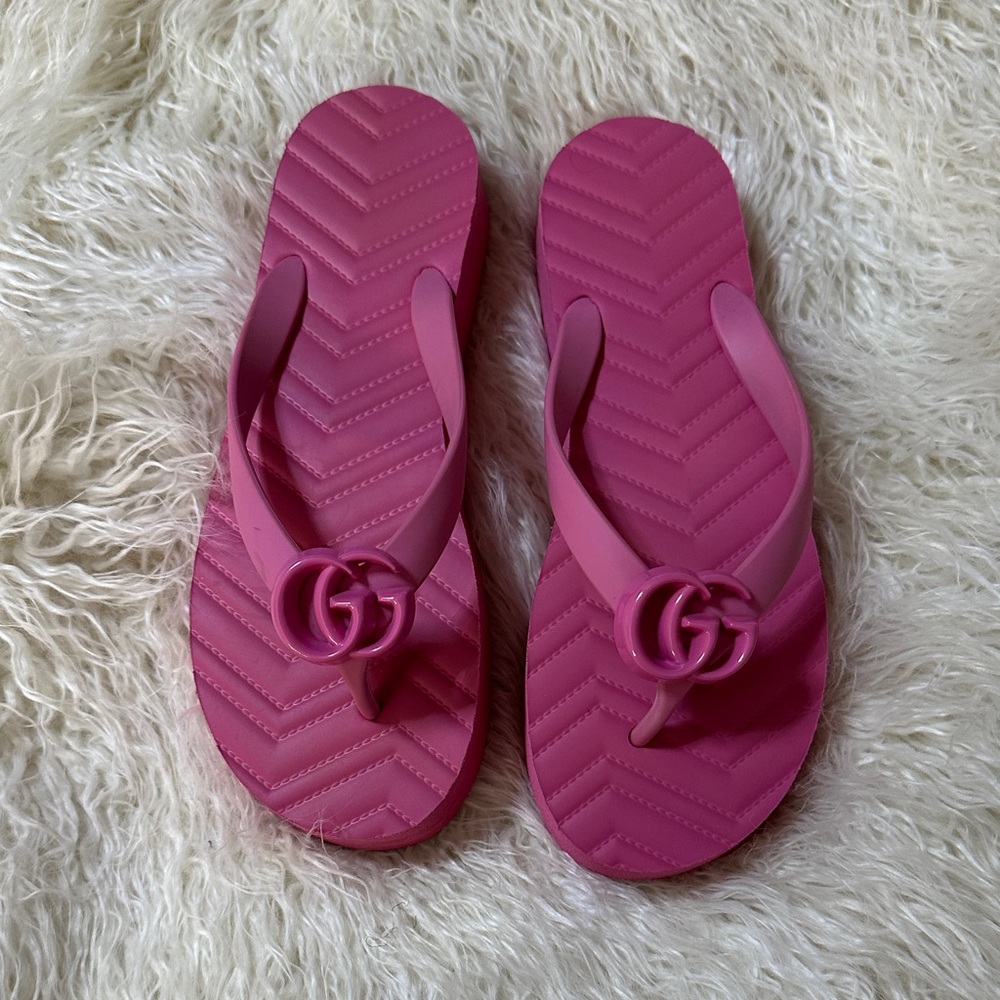 Gucci Vibrant Pink Thongs for Women